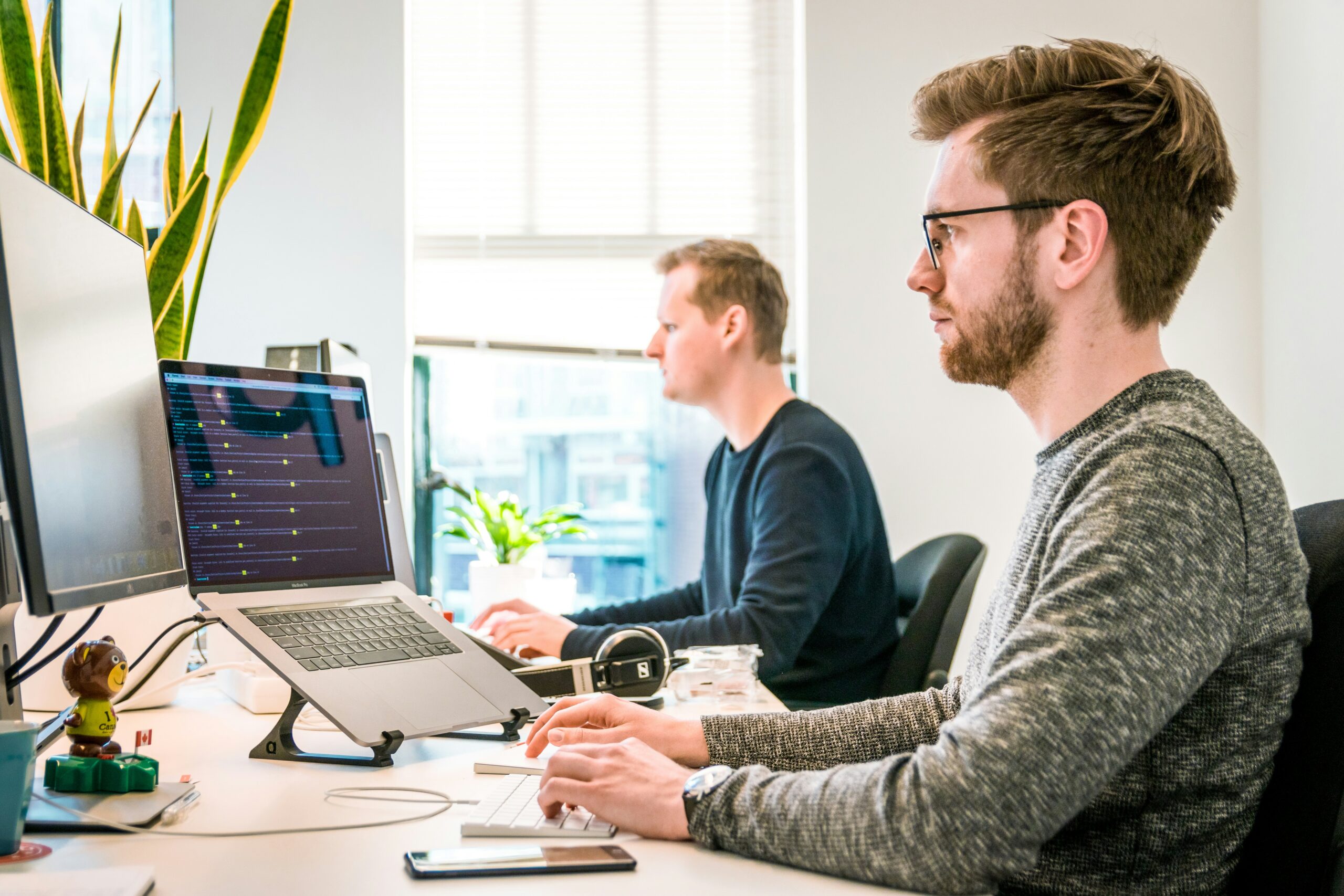 Link Building Outsourcing: When to DIY and When to Hire an Agency